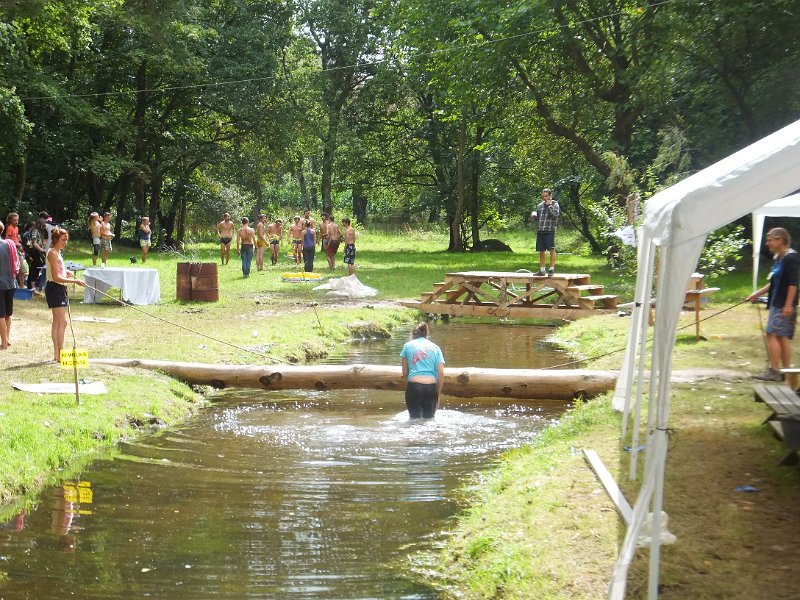 tu joues à la corde à sauter dans l'eau ?